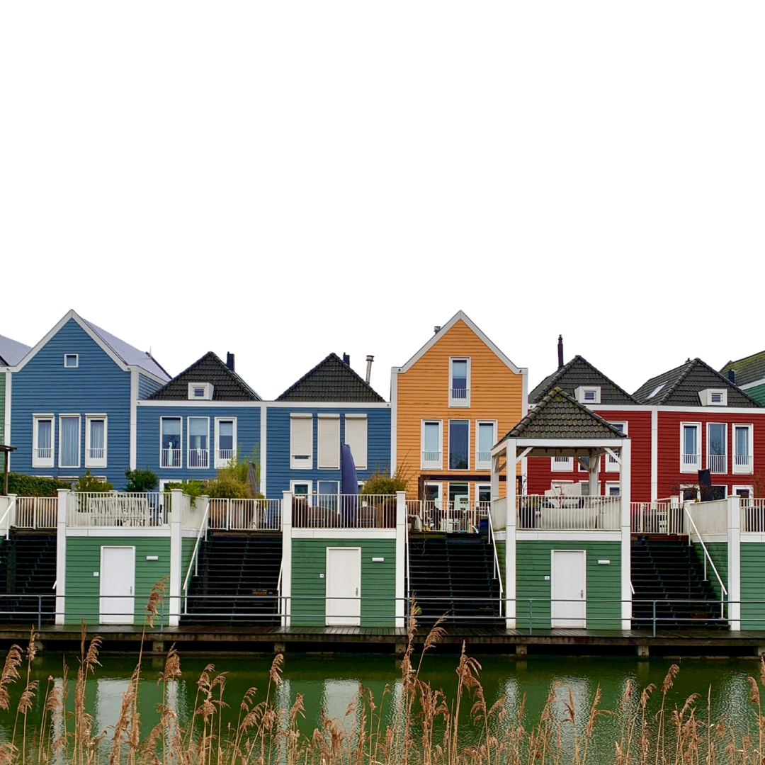 Kleurrijke woningen aan het water